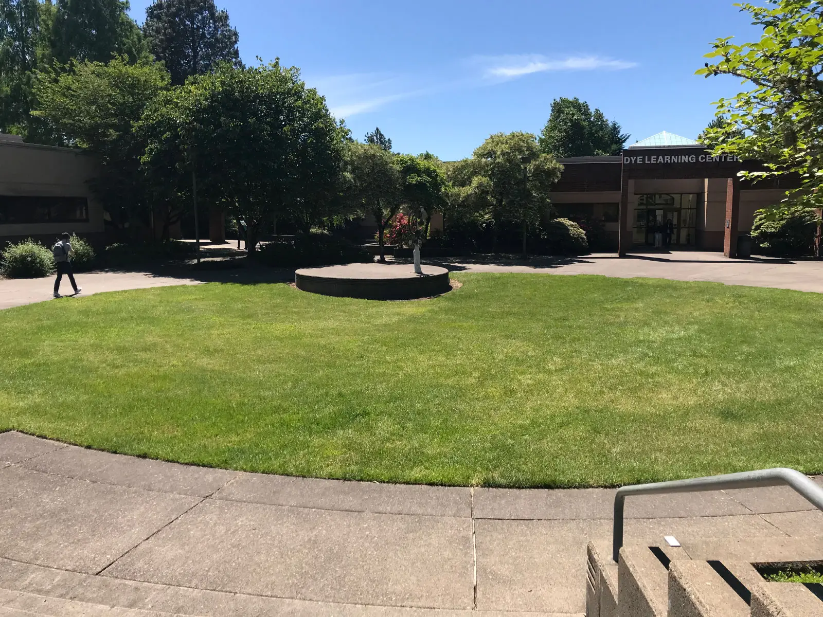 The grassy seating area outside the Dye Learning Center and Gregory Forum at the Oregon City campus